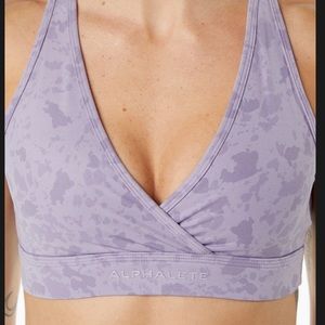 Alphalete surface wrap bra in pebble print misty lilac